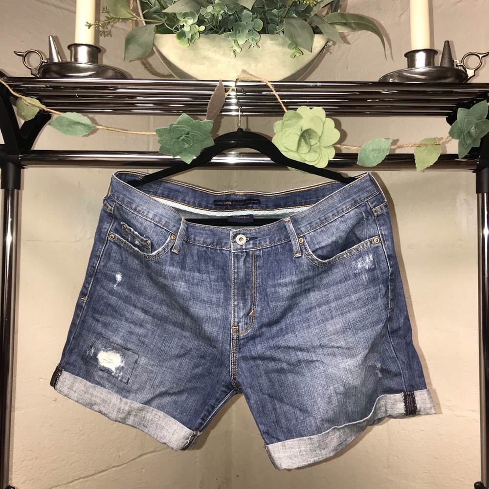 LEVI’S Distressed Jean Shorts
